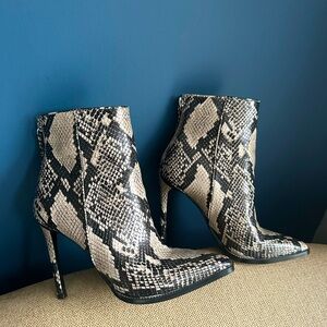 Super stunning synthetic Steve Madden booties